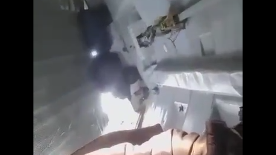Багаж вывалился из самолета во время полета из Якутии в Магадан