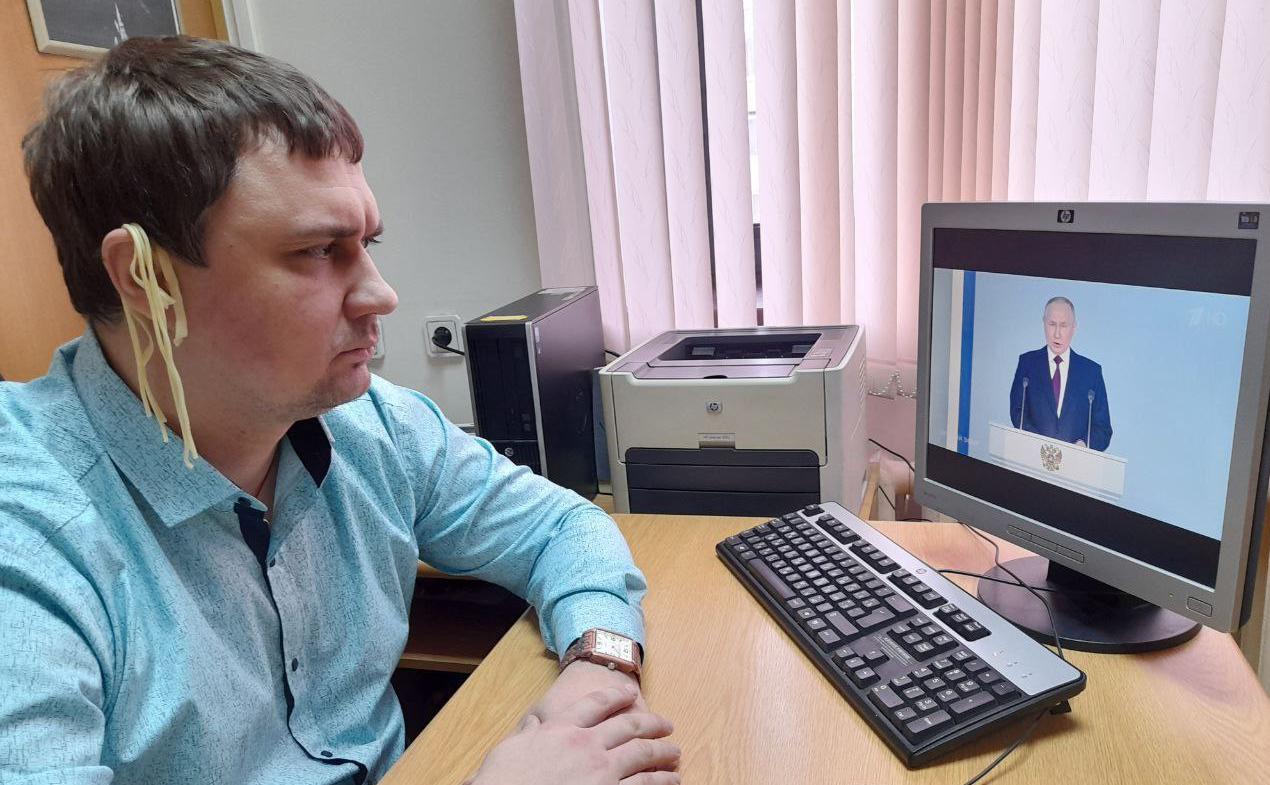 КПРФ изучит фото депутата с лапшой на ушах во время послания Путина