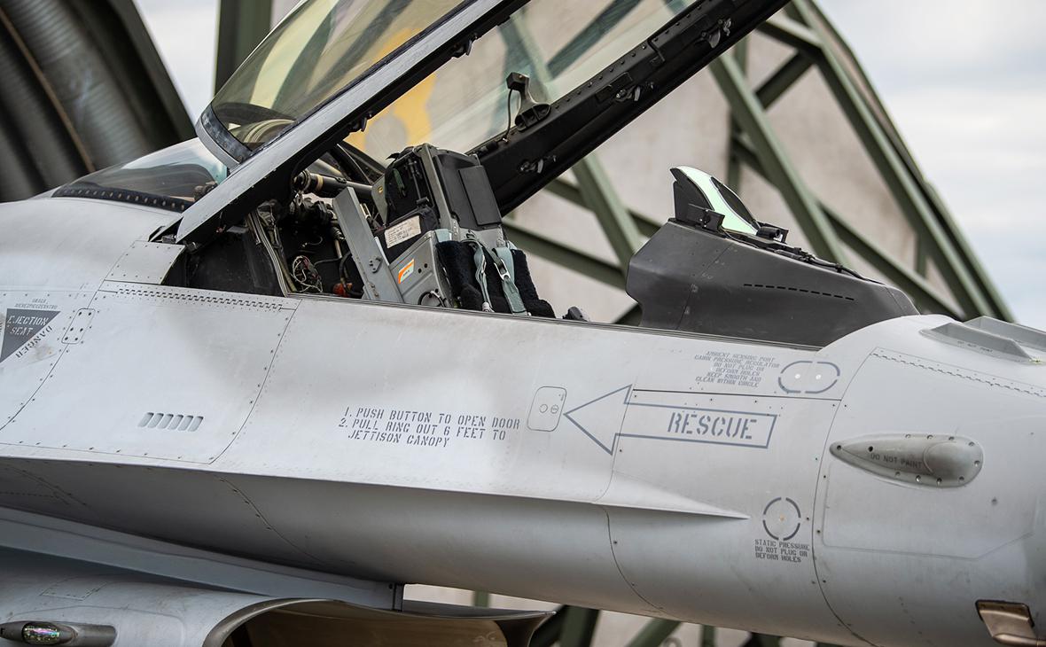 Польша заявила о готовности обучать украинских пилотов управлять F-16