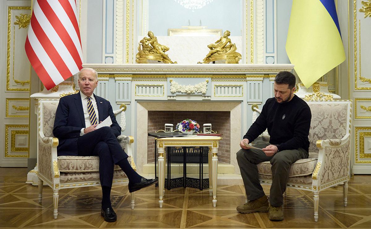 AP узнало о контактах США с Россией перед поездкой Байдена в Киев
