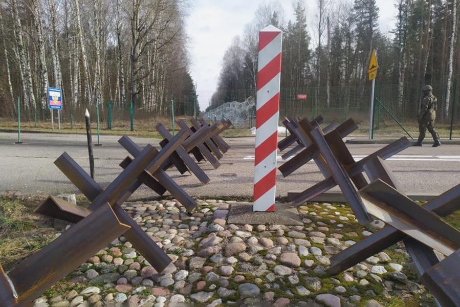 В Польше начали устанавливать противотанковые ежи на границе с Россией