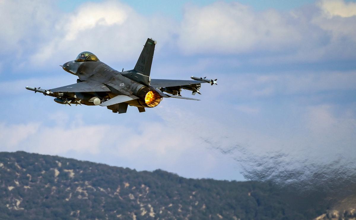 В США республиканцы поддержали передачу Украине истребителей F-16