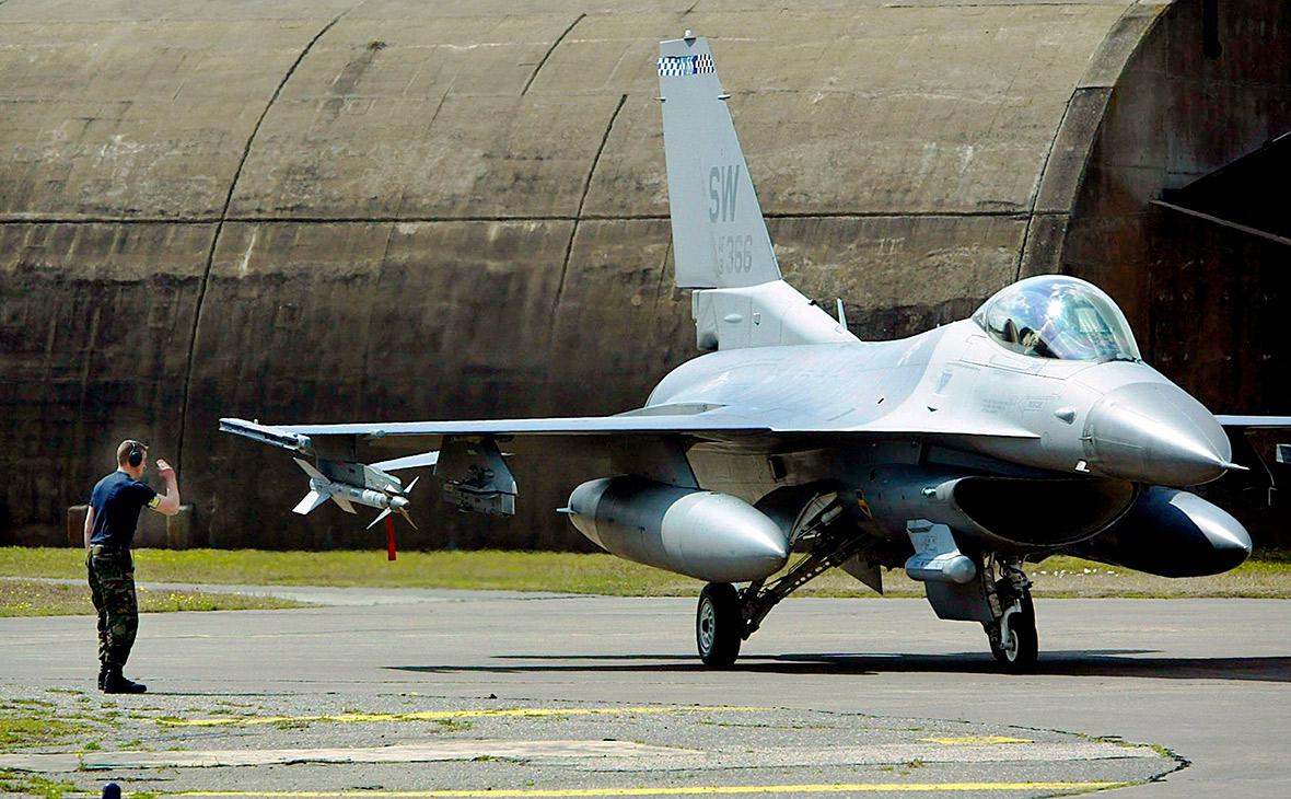Польша заявила о готовности обучать украинских пилотов управлять F-16