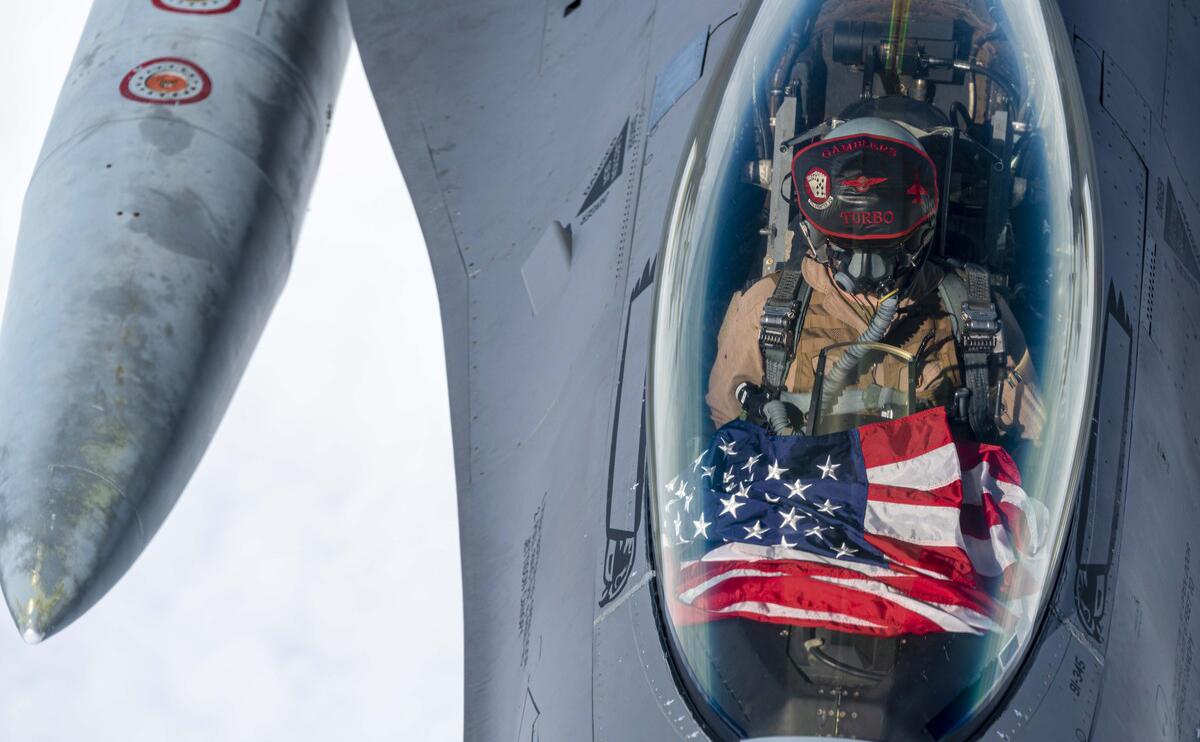 Politico узнал о поддержке главкома ОВС НАТО поставок F-16 на Украину