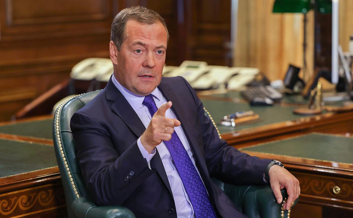 Медведев перевел «на понятный русский» слова Столтенберга о победе России