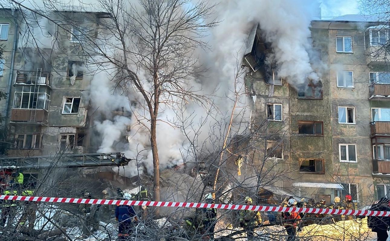 После взрыва газа в Новосибирске из-под завалов дома спасли женщину