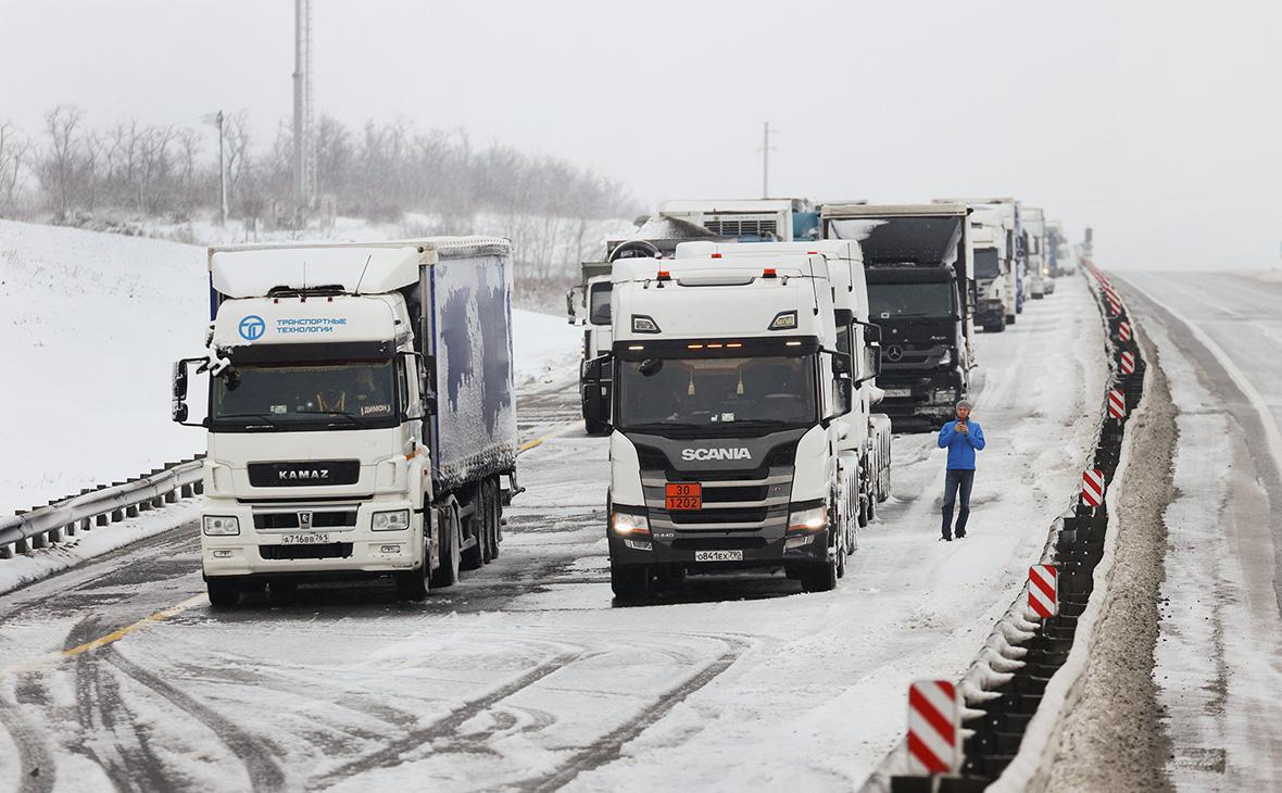 Тысячи людей застряли в снежном заторе в Ростовской области. Главное