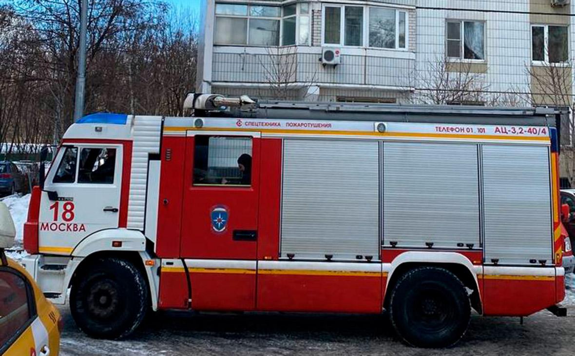 При пожаре в административном здании в Петербурге погиб человек
