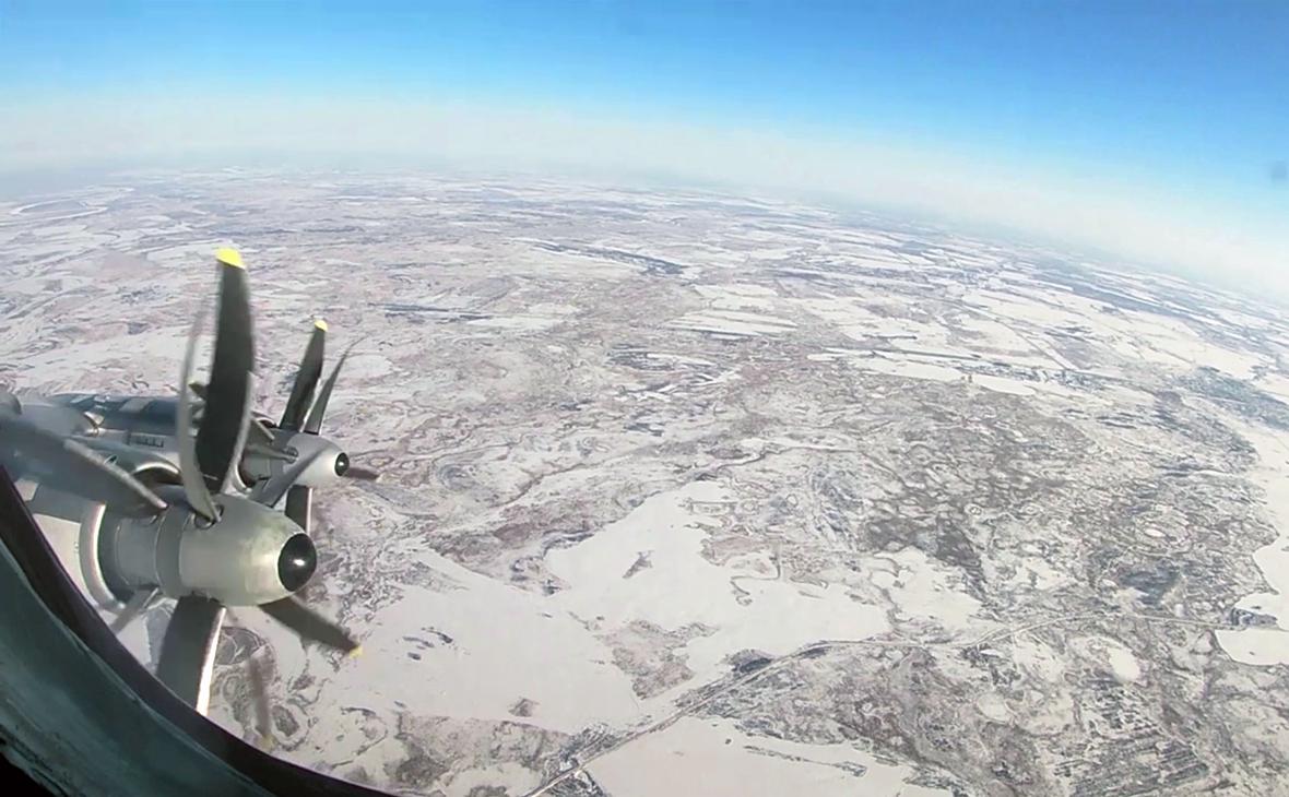 Американский бомбардировщик B-52H совершил маневр над Балтийским морем