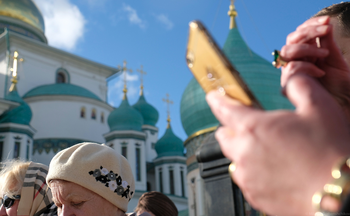 Оскорбление верующих. Надругательство над иконами. Фильм про тиктокера в церкви. Личности тиктокеров надругавшихся над иконой. Съёмка икон.