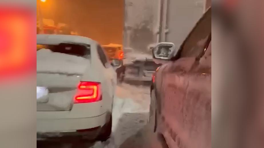Тысячи людей застряли в снежном заторе в Ростовской области. Главное