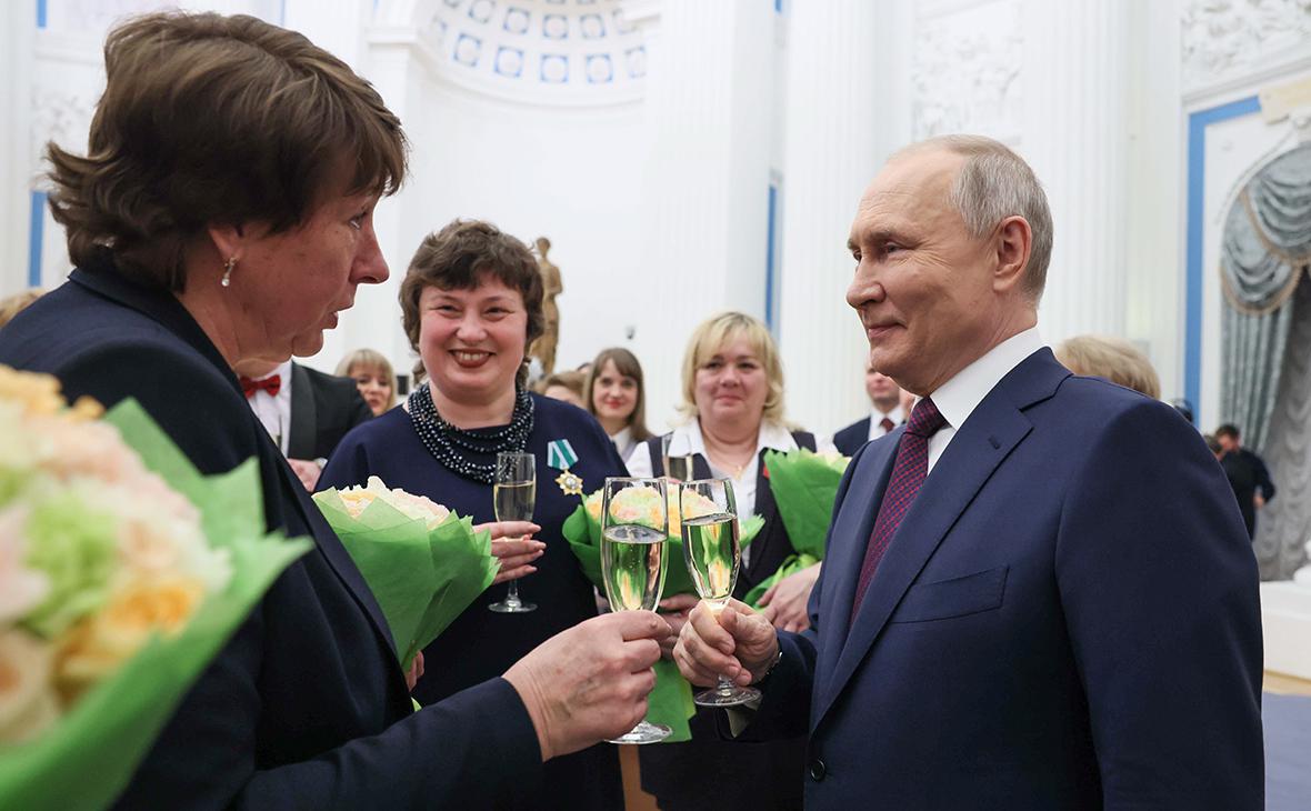 Путин вручил госнаграды россиянкам в Кремле
