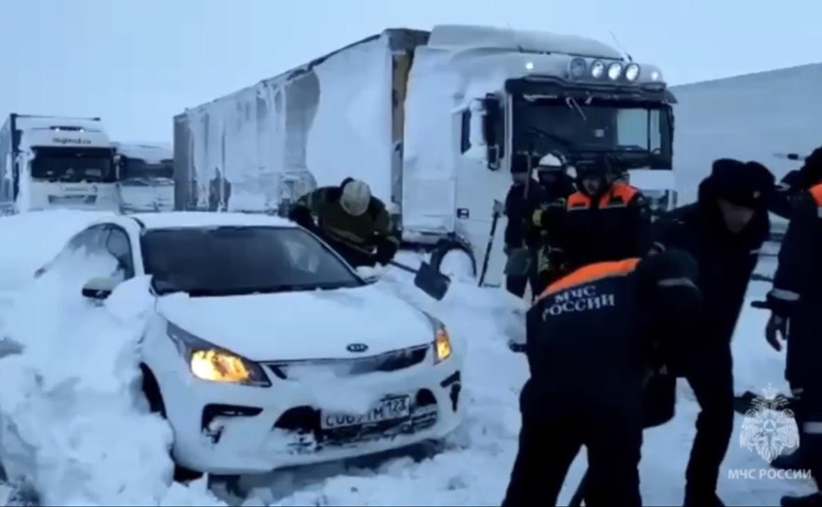 Сорокакилометровый снежный затор на трассе М-4 «Дон». Видео