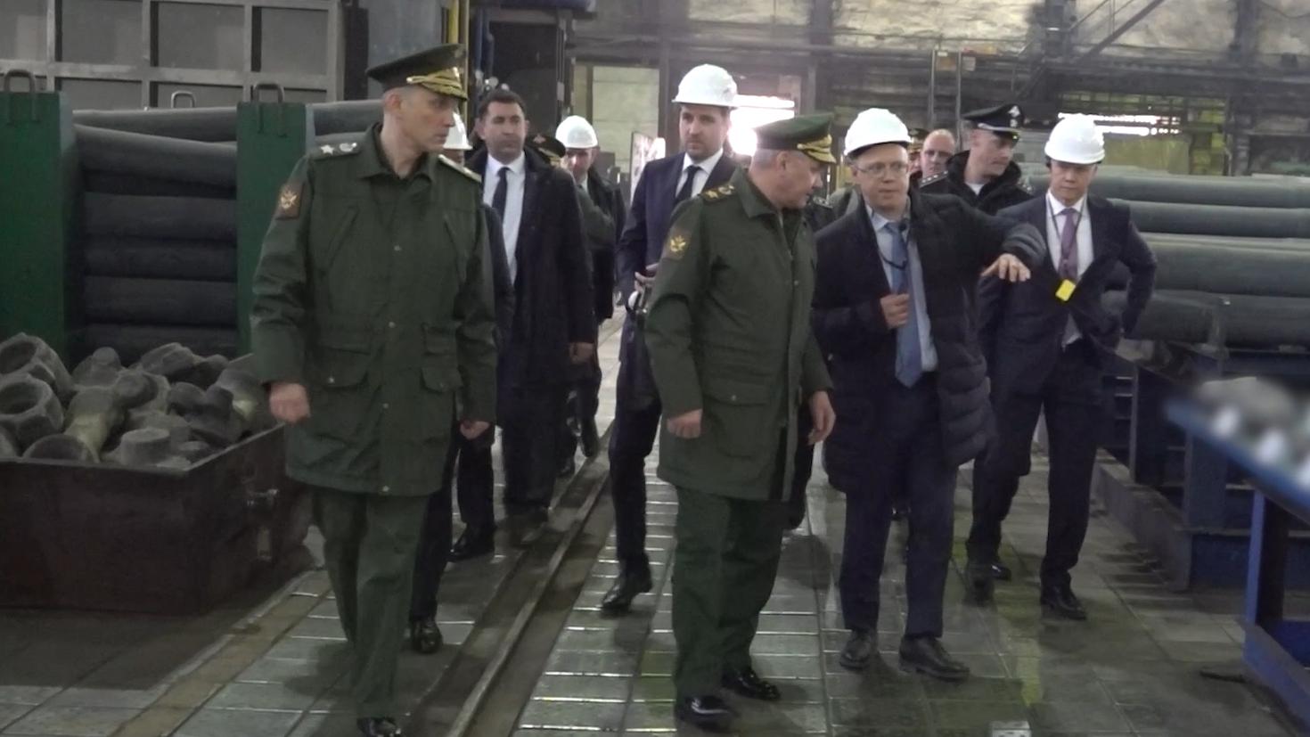 Шойгу поручил нарастить производство на оборонных предприятиях