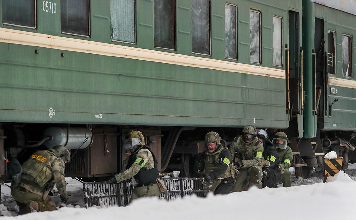На мужчину и несовершеннолетнего завели дело о диверсии на путях в ЛНР