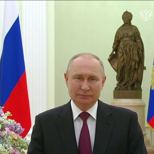 Путин поздравил россиянок с Международным женским днем