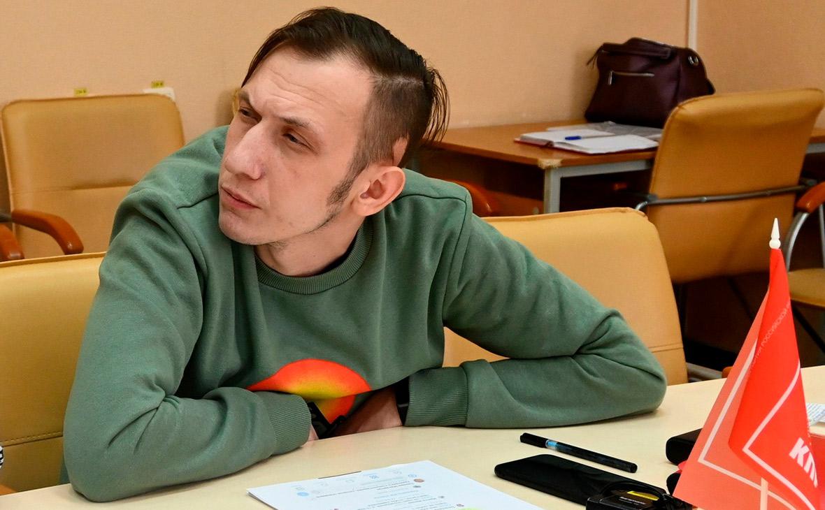 Аксенов предложил лишать гражданства не встающих под гимн России