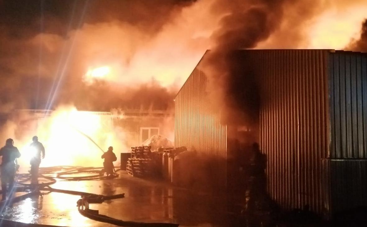 В Омске начался пожар на складе по производству пластика
