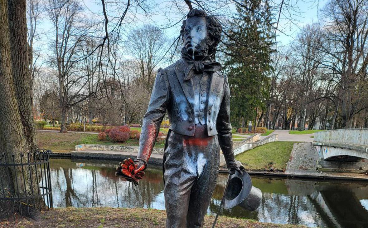 Рижская дума перед 9 Мая решила убрать памятник Пушкину из центра города