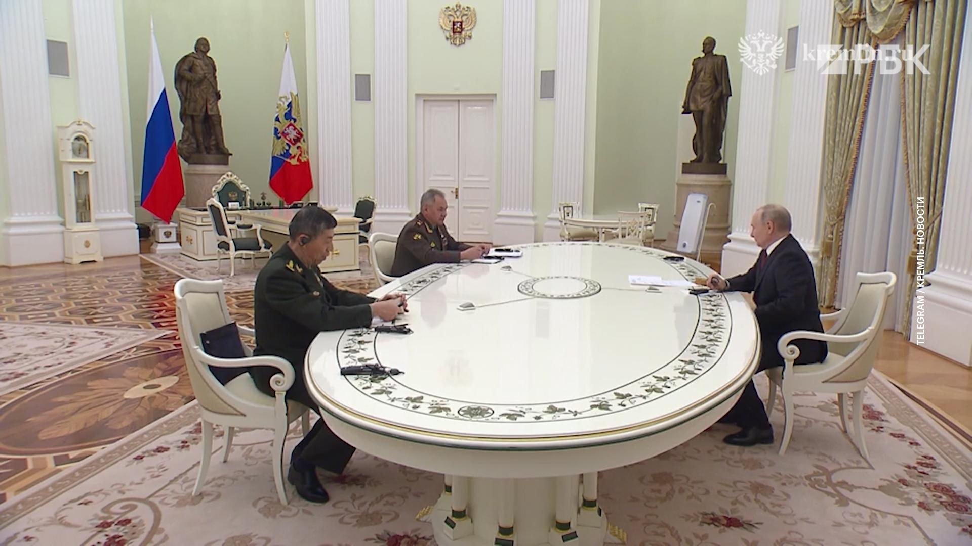 Путин встретился с министром обороны Китая