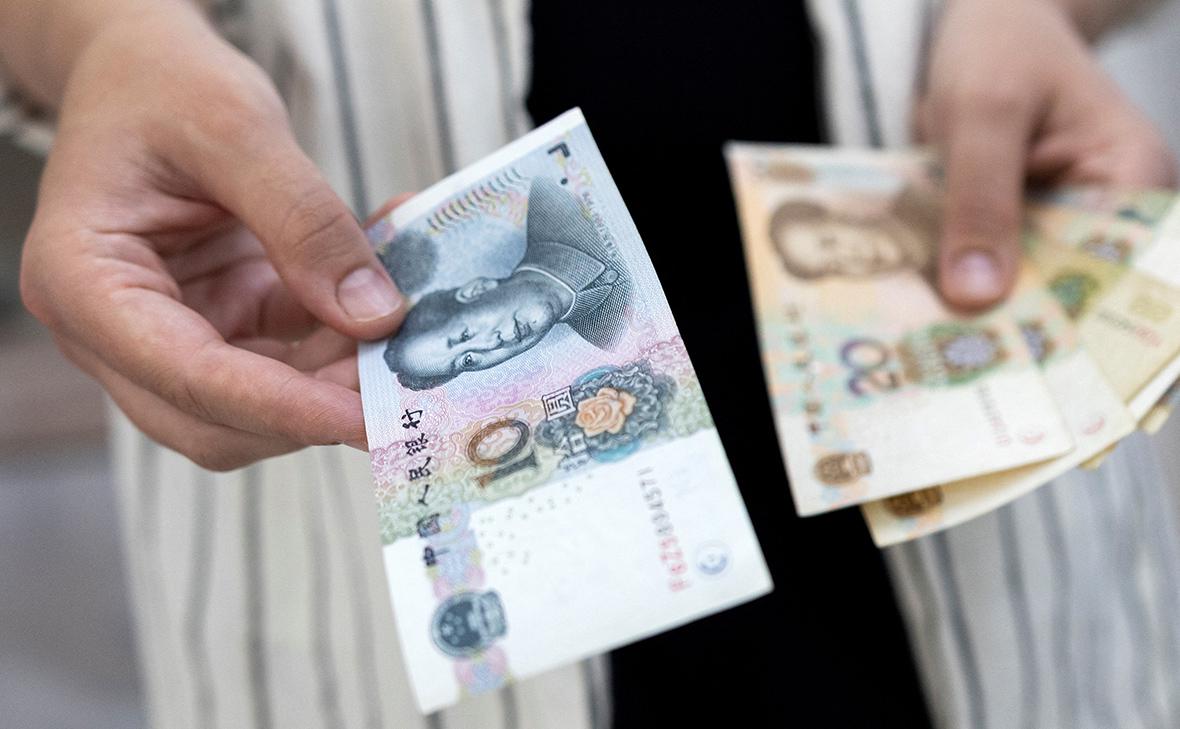  Россияне нарастили покупки валюты перед ослаблением рубля 