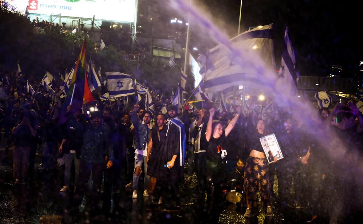 Полиция применила водометы на вновь вспыхнувших протестах в Израиле