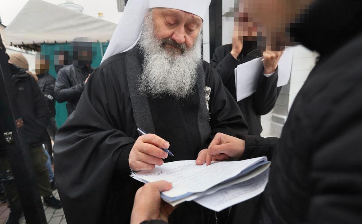 Митрополит Павел пожаловался на здоровье при попытке надеть браслет