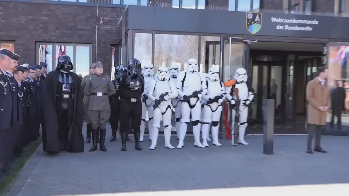 В Германии на открытие штаба космических сил пришел Дарт Вейдер
