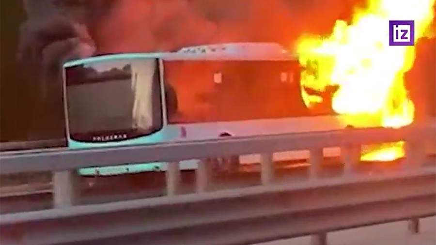 Автобус загорелся на КАД в Петербурге
