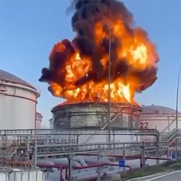 Казахстан остановил перевозку нефтепродуктов в Тамань после пожара на НПЗ