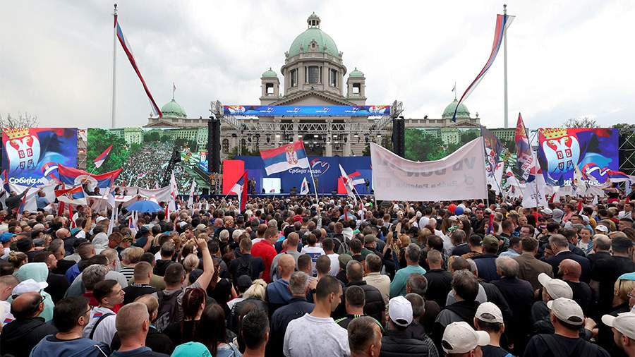 Жители Сербии вышли на крупнейший митинг в поддержку Вучича