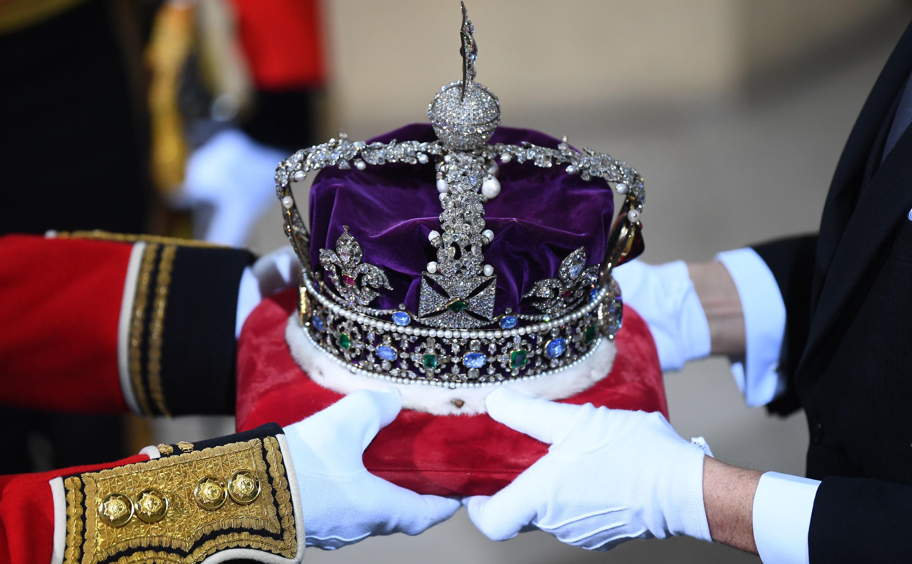Индийский чиновник осушил водоем из-за упавшего смартфона