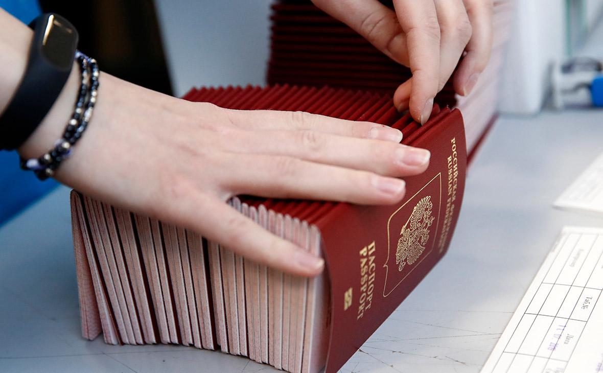 Юристы объяснили, какие причины изъятия загранпаспортов уточнила Госдума