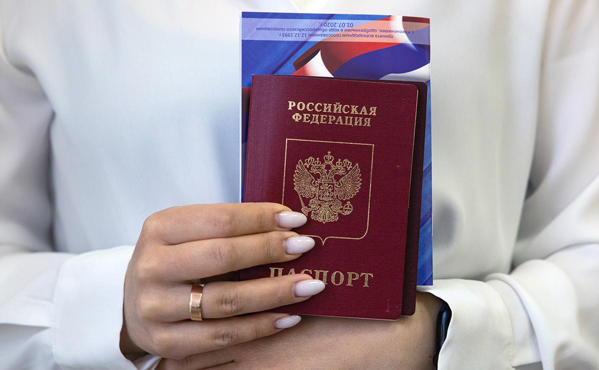 Украинский омбудсмен посоветовал не отказываться от российских паспортов