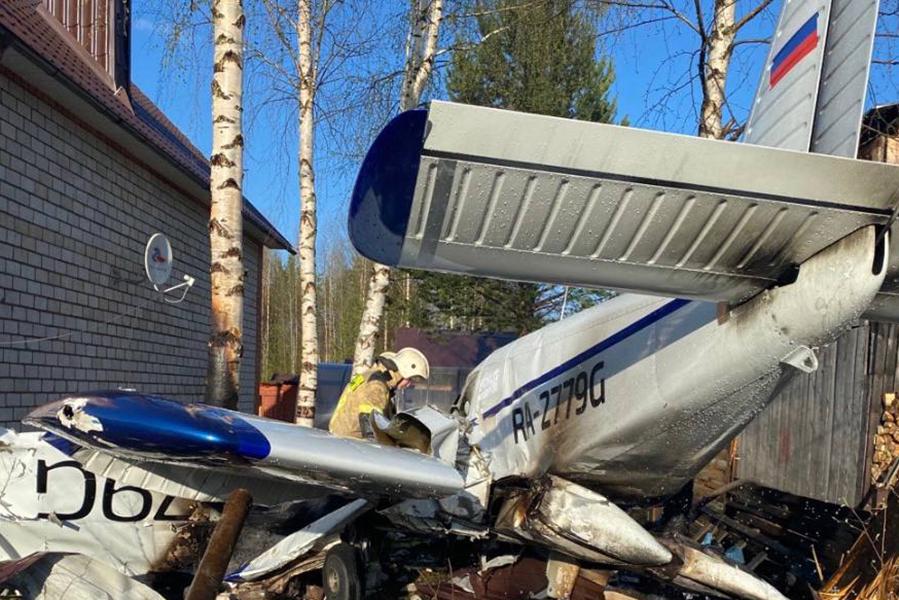 В Коми легкомоторный самолет упал рядом с жилым домом