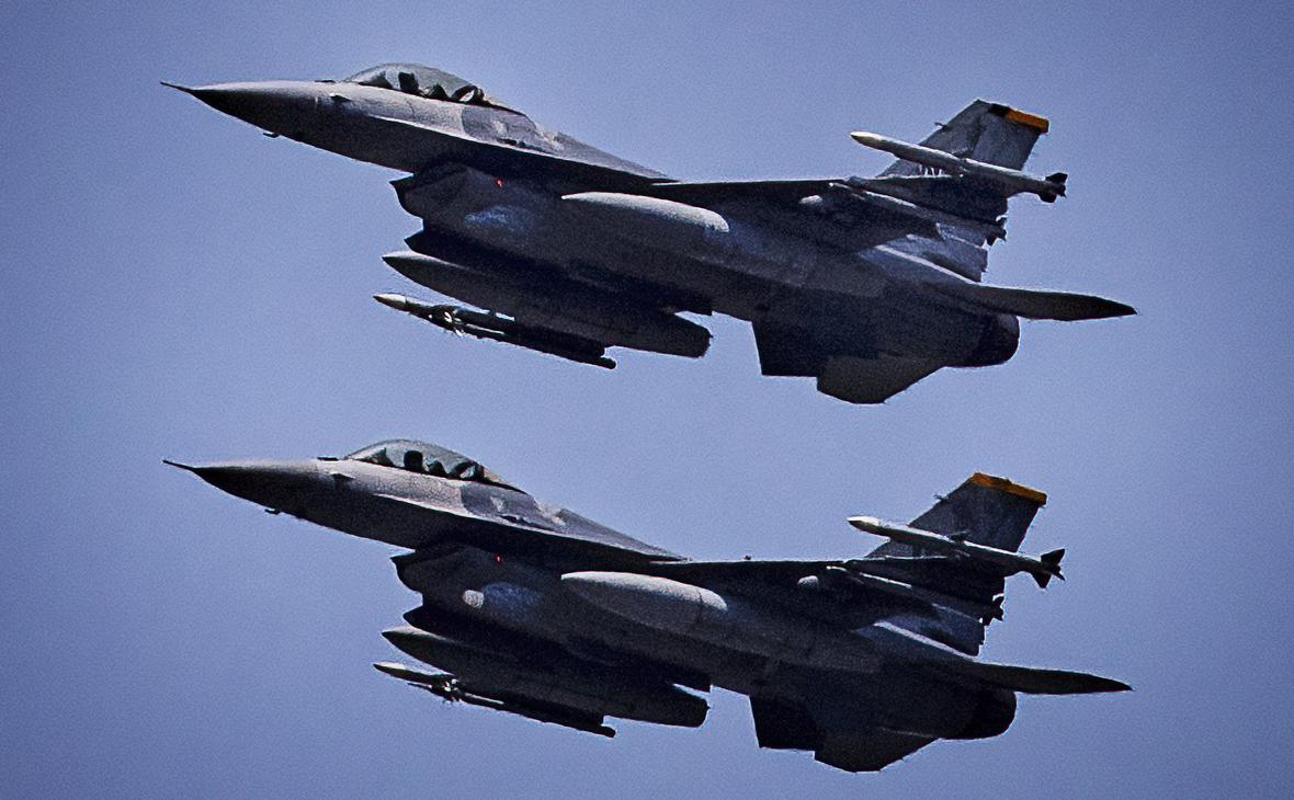 Politico назвало страну для обучения украинских пилотов управлению F-16