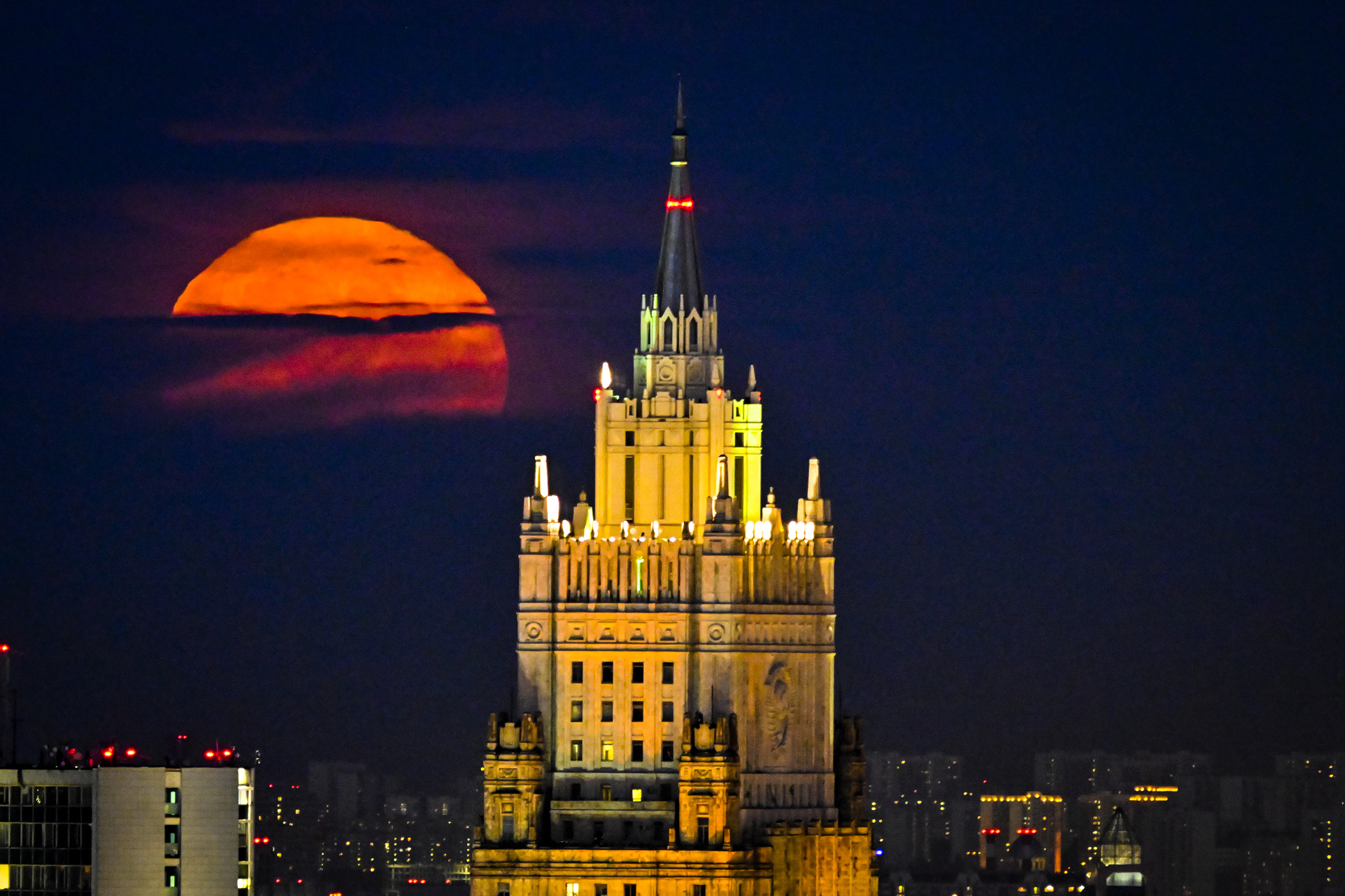 Как выглядело &laquo;оленье&raquo; суперлуние. Фоторепортаж