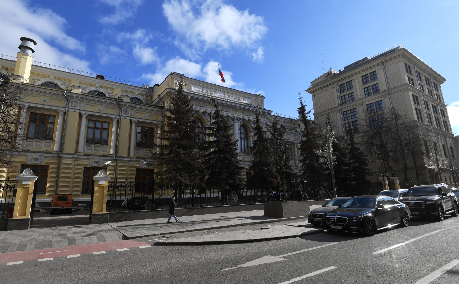 Иностранцы с видом на жительство в России смогут разморозить активы