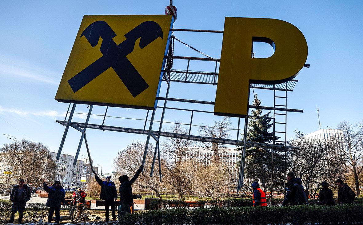 Райффайзенбанк получил резкий приток наличных на фоне ослабления рубля