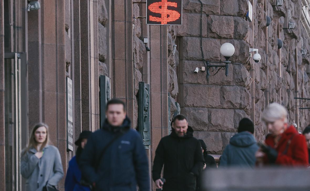 Курс евро на Мосбирже опустился ниже ₽100