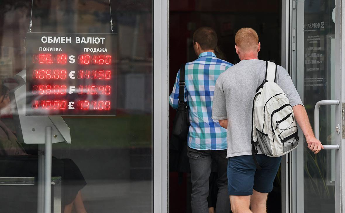 Российские банки в июле заработали на ослаблении рубля почти ₽100 млрд