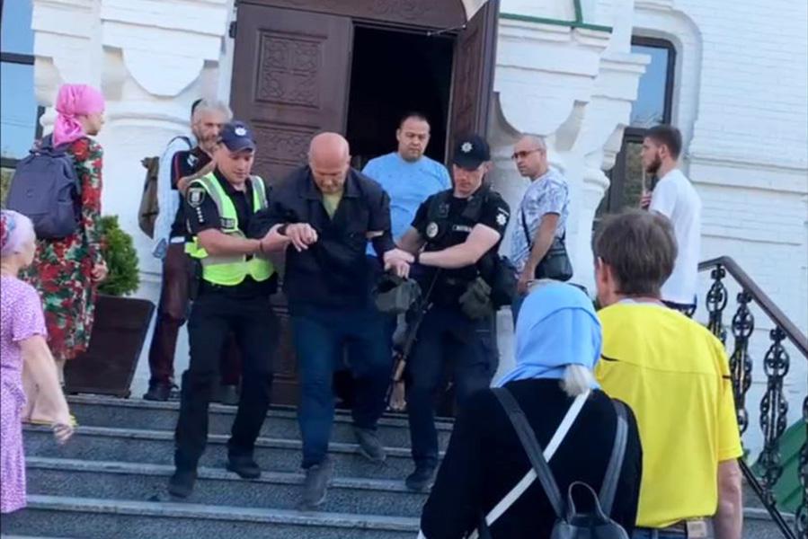 Мужчина ударил камнем по иконе в храме Киево-Печерской лавры