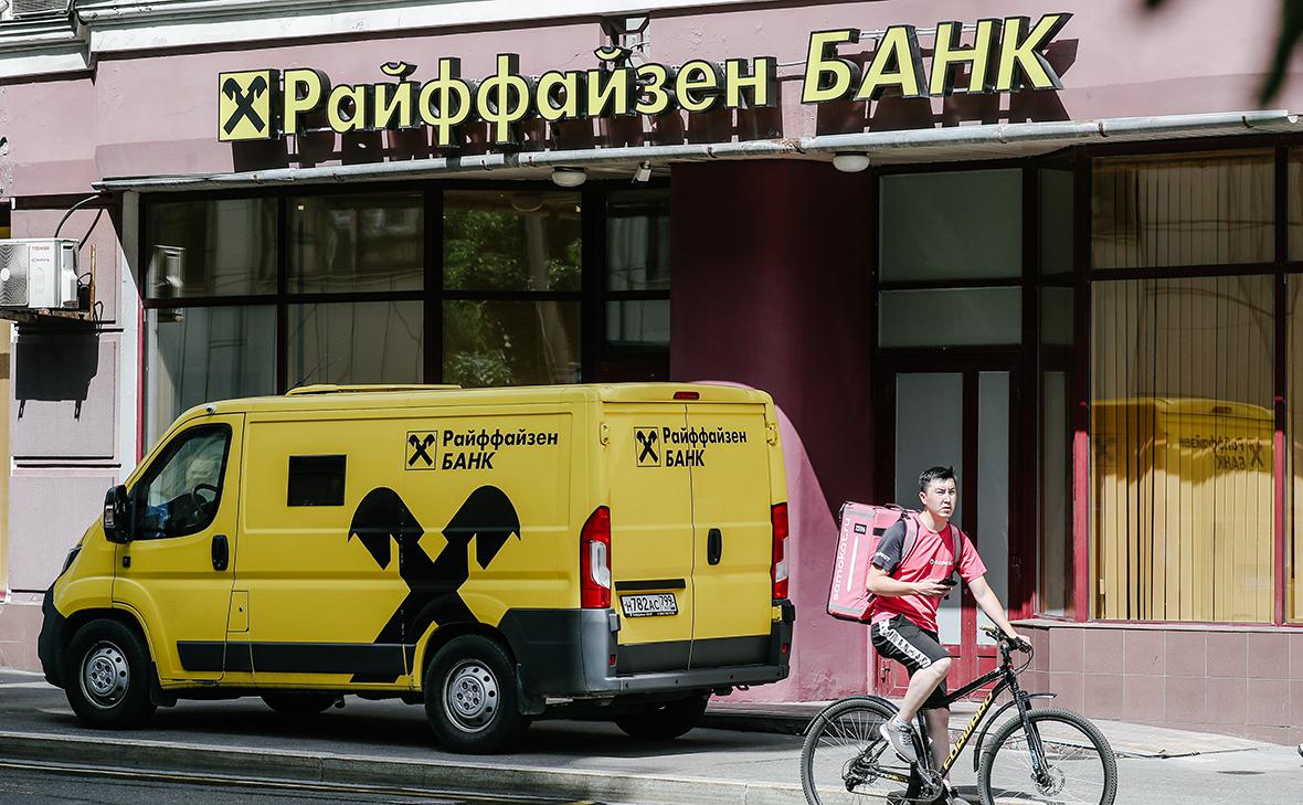 Объем наличных в кассах банков и банкоматах впервые превысил 2 трлн руб.