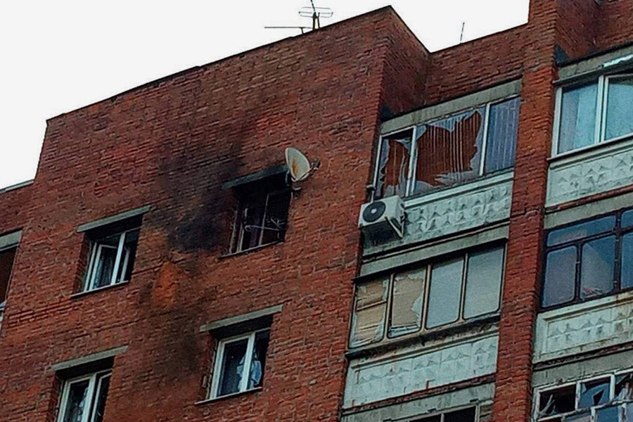 Беспилотник врезался в жилой дом в Курске