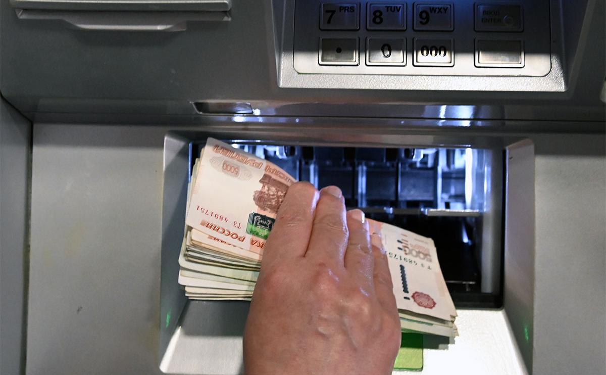 Объем наличных в кассах банков и банкоматах впервые превысил 2 трлн руб.
