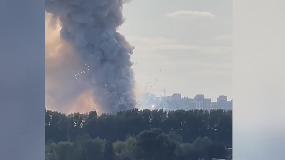 В Кемерово ликвидировали пожар на складе пиротехники