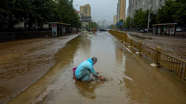 Число жертв наводнения в Пекине выросло до 33 человек