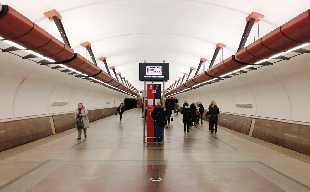 На серой ветке метро в Москве после падения на рельсы погиб мужчина