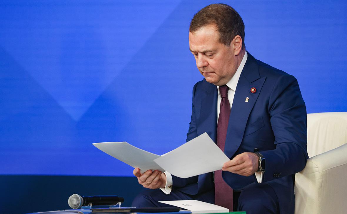 Медведев заявил, что капитуляция Украины открыла&nbsp;бы путь к миру