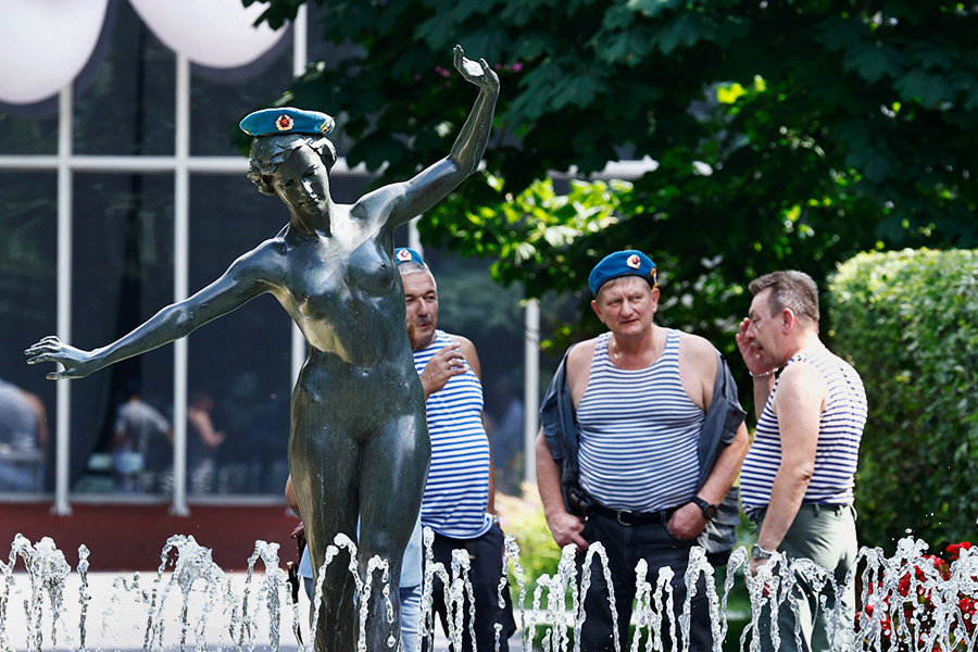 Как прошел День ВДВ в московском Парке Горького. Фоторепортаж